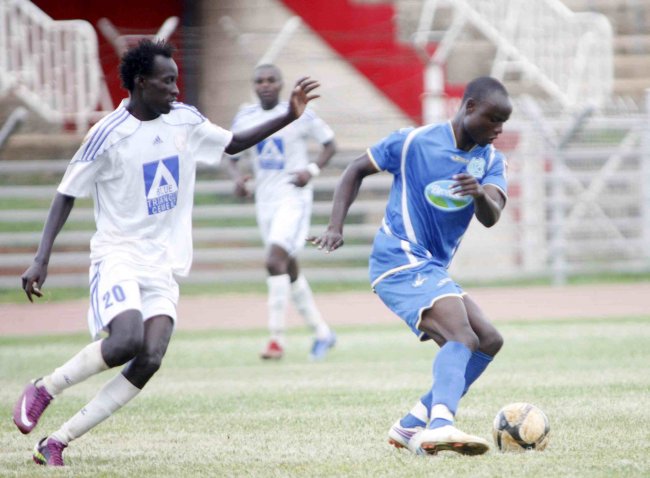 Thika United Dennis Odhiambo controls the ball past Sofapaka's Humphrey Mieno.(Photo by Shutterspeed)